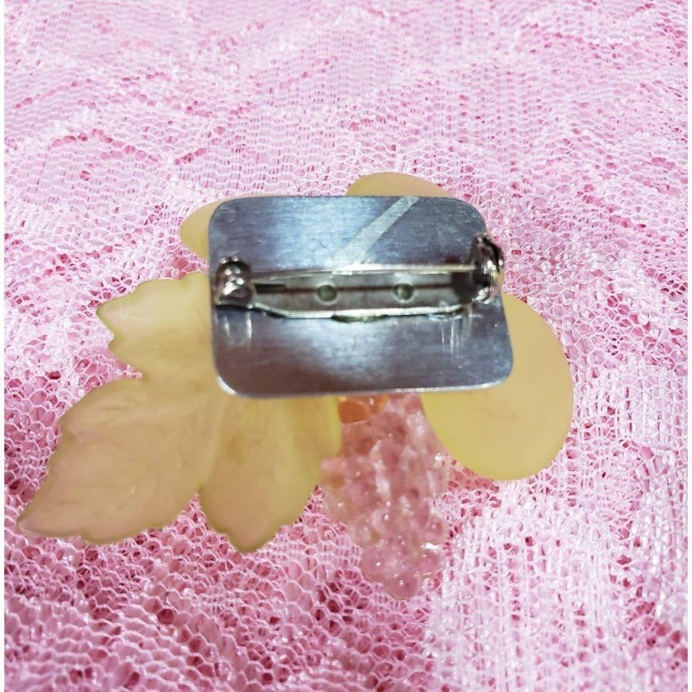 Vintage Lucite Costume Jewelry Pin - Picture 4 of 4